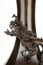 Vaas - Brons, Een Japanse bronzen vaas met een kronkelende, Antiek en Kunst