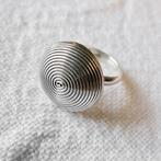 Zilveren ring met spiraal (synthetische edelsteen), Sieraden, Tassen en Uiterlijk, Ringen, Gebruikt, Overige kleuren, 19 tot 20
