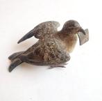 Geschützt - sculptuur, Pigeon voyageur enveloppe dans le bec