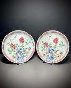 NO RESERVE - Een paar Chinese famille rose borden met pauwen, Antiek en Kunst