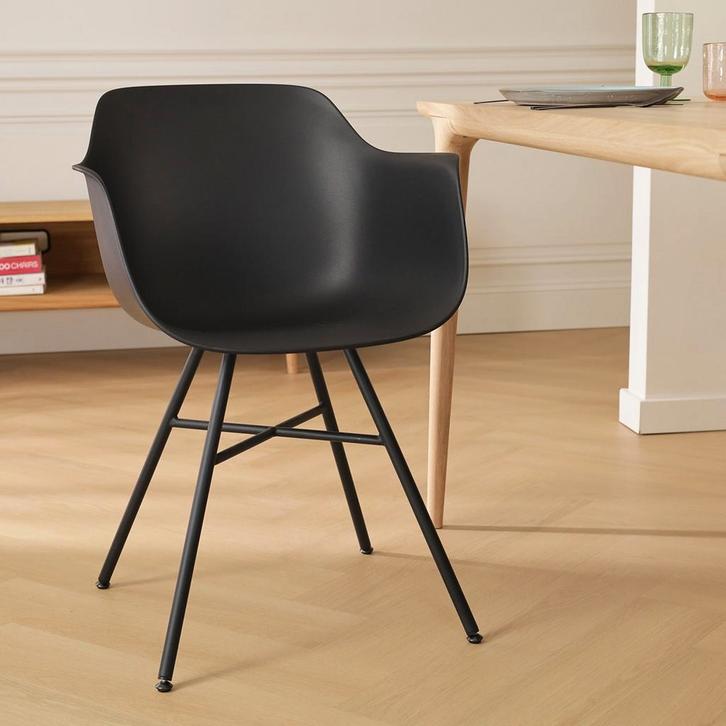 Zwarte kunststof kuipstoel | Eetkamerstoel | Op voorraad, Huis en Inrichting, Stoelen, Eén, Zwart, Nieuw, Kunststof, Verzenden