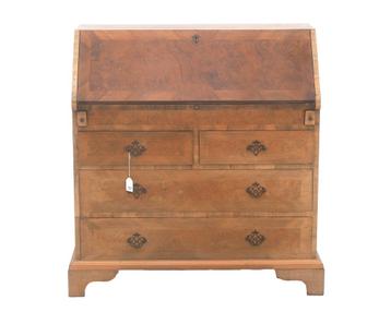 Een wortelhouten gefineerd secretaire, ca. 1900 beschikbaar voor biedingen