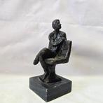 Verbronsd beeld - Persoon op bank/stoel - Beeldje - Brons,, Antiek en Kunst