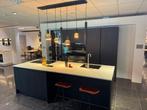 Nolte showroomkeuken SALE – Eiken nero incl. apparatuur, Huis en Inrichting, Keuken | Complete keukens, Zwart, Overige typen, Met kookeiland