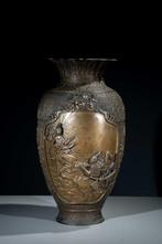 Vaas - Brons, Een grote Japanse gegraveerde bronzen vaas met