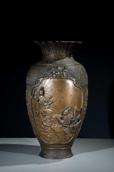 Vaas - Brons, Een grote Japanse gegraveerde bronzen vaas met, Antiek en Kunst, Antiek | Overige Antiek