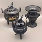 Set van twee bronzen wierookbranders en een vaas - Brons -