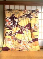 Zijden kimono – Furisode. Vloeiende gouden patronen en