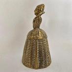 België. Tafelbel (1) Freule in jurk met hoge kraag ca.