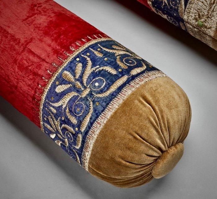 Een paar cilindrische masnad in fluweel met geborduurde, Antiek en Kunst, Kunst | Niet-Westerse kunst