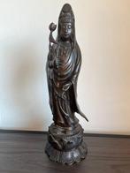 Guanyin die een lotusbloem vasthoud - Beeld Brons - Japan -, Antiek en Kunst