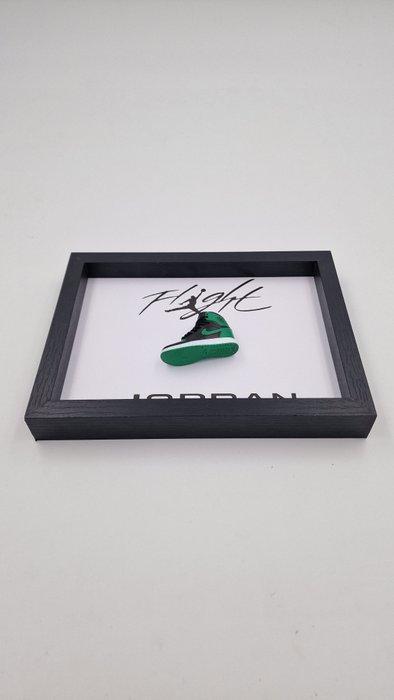 Lijst- Mini Sneaker  AJ1 Air Jordan 1 Pine Green Black, Antiek en Kunst, Kunst | Designobjecten