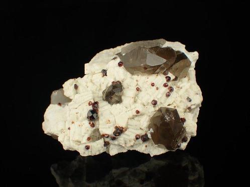 Spessartien granaat met rookkwarts en albiet Kristallen op, Verzamelen, Mineralen en Fossielen