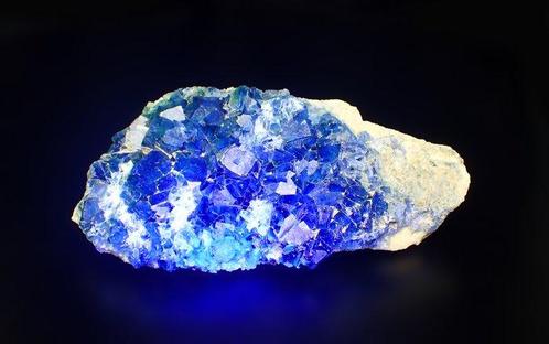 Fluorescerende fluoriet Kristallen op matrix - Hoogte: 160, Verzamelen, Mineralen en Fossielen