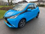 Toyota Aygo X-PLAY CAMERA NL- AUTO AIRCO LICHTMETAAL NAVI, Auto's, Euro 5, Stof, Gebruikt, Blauw