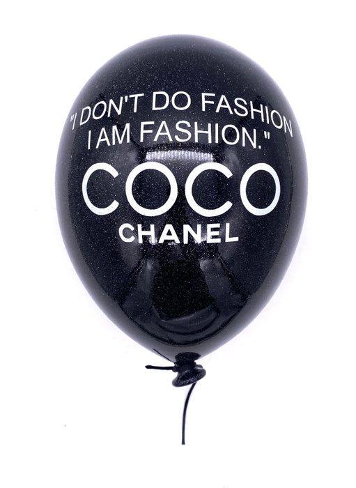 MVR - “I DON’T DO FASHION, I AM FASHION” Coco Chanel Balloon, Antiek en Kunst, Kunst | Designobjecten