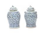 Twee porseleinen blauw witte dekselvazen, China, 19e eeuw
