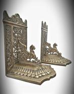 Boekensteunen - Brons - griffon ailé en relief.