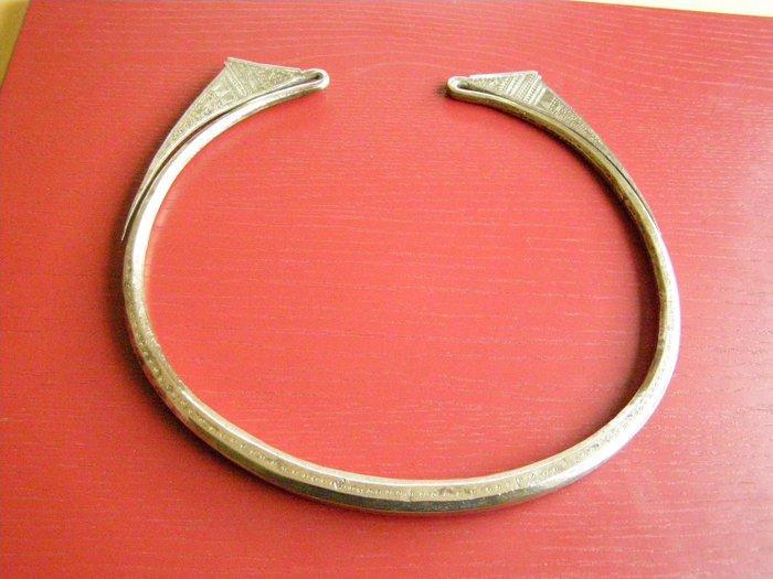 Zware zilveren hilltribe TORQUE - 594 g - Zilver - Golden, Antiek en Kunst, Kunst | Niet-Westerse kunst