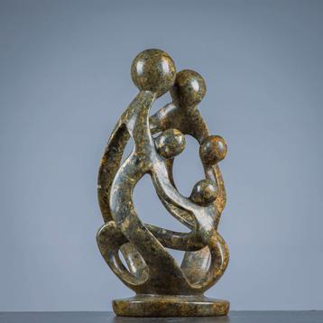 Beeld; Familie van vijf personen - Ranganai Mazarura beschikbaar voor biedingen