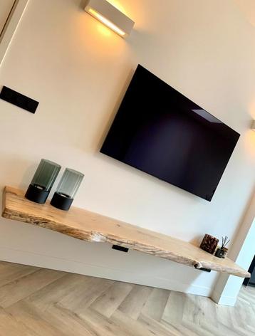 Eiken wandplank , boomstamplank en wastafelbladen op maat. beschikbaar voor biedingen