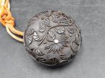 Houten bloem-arabeske houtsnijwerk manju netsuke inro, Antiek en Kunst