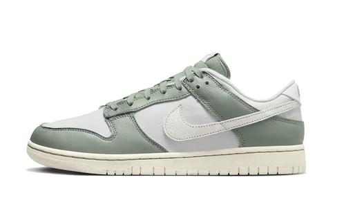 Nike Dunk Low  Mica Green  - Maat 47, Kleding | Heren, Schoenen, Nieuw, Sneakers of Gympen, Ophalen of Verzenden