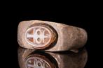 Oud-Romeins Zilveren diepdrukring met cameo met insigne