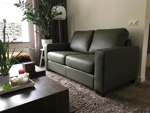 Leren 2.5-zits bank met houten poten - groen leer, Huis en Inrichting, Banken | Bankstellen, 150 tot 200 cm, 75 tot 100 cm, Rechte bank