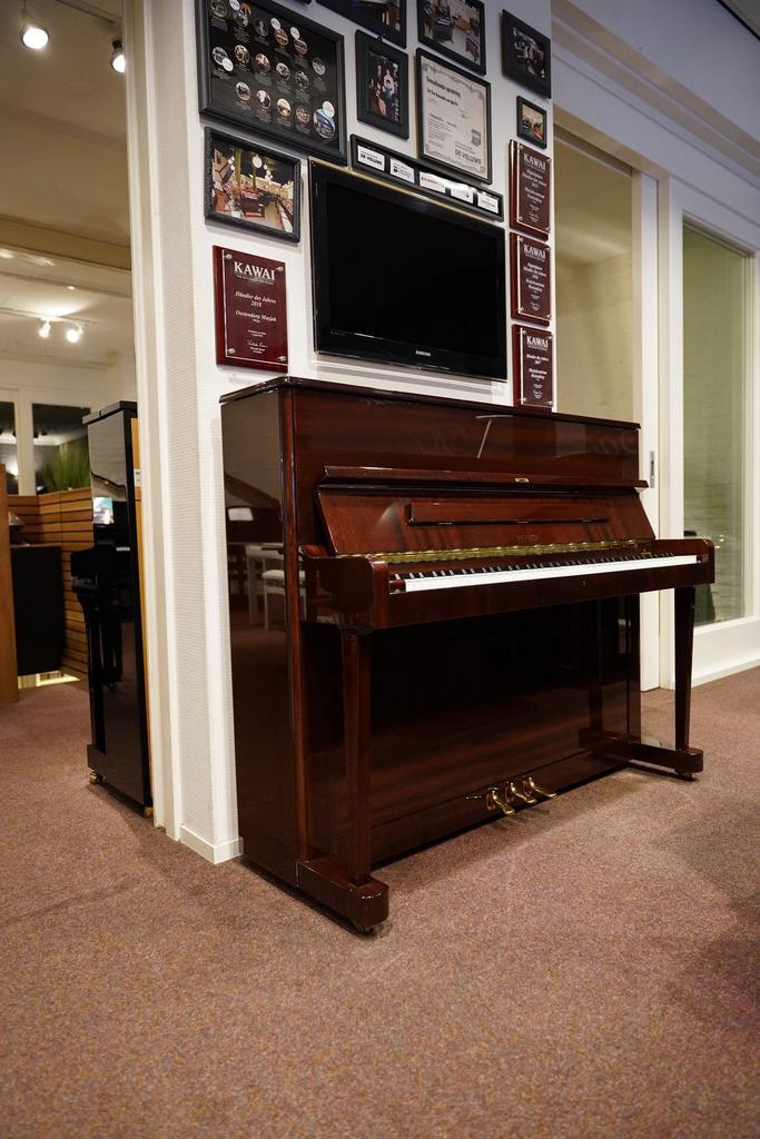 Petrof 118 P1 PM messing piano, Muziek en Instrumenten, Piano's, Zo goed als nieuw