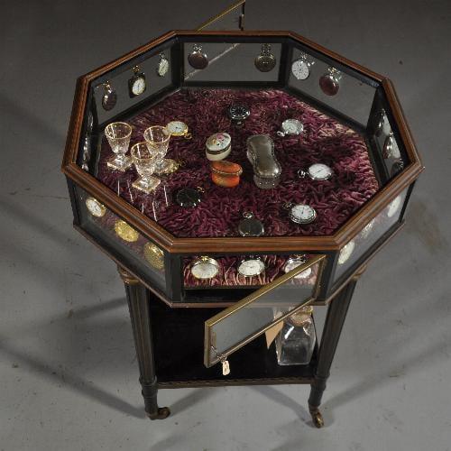 Tafelvitrine bronzen 8-kantige horlogevitrine op zwart gedra, Antiek en Kunst, Antiek | Meubels | Tafels, Ophalen of Verzenden