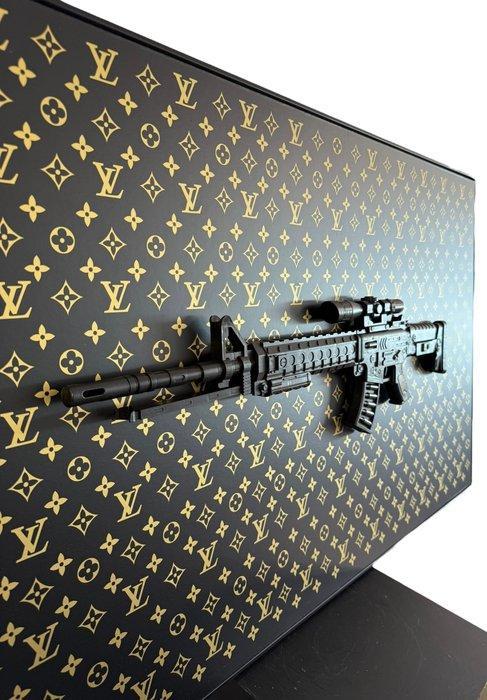 Daluxe Art (1999-) - Louis Vuitton Gun • Gold/Black • XXXL, Antiek en Kunst, Kunst | Schilderijen | Modern