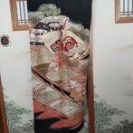 Japans zwart formeel kimono (Kurotomesode) met vijf kamon –