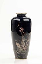 Vaas - Emaille, Een donkerblauwe cloisonné-vaas met een