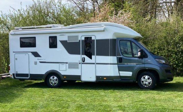 4 pers. Adria Mobil camper huren in Lelystad? Vanaf € 118 p., Caravans en Kamperen, Verhuur