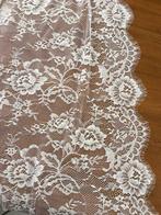 Exclusieve tule-stof, volledig bewerkt met bloemmotieven en