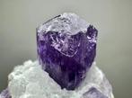 Volledig getermineerde violette lila Scpolite. Kristal op