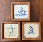Drie 17e eeuwse tegels (Delfts Blauw), in houten lijst, met
