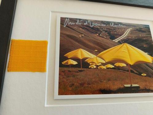 Christo - Handgetekende kunstkaart met stukje stof - The, Antiek en Kunst, Kunst | Tekeningen en Foto's