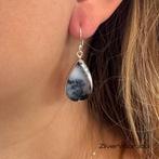 Handgemaakte zilveren oorhangers met dendriet opaal – peervo, Verzenden, Nieuw, Zilver
