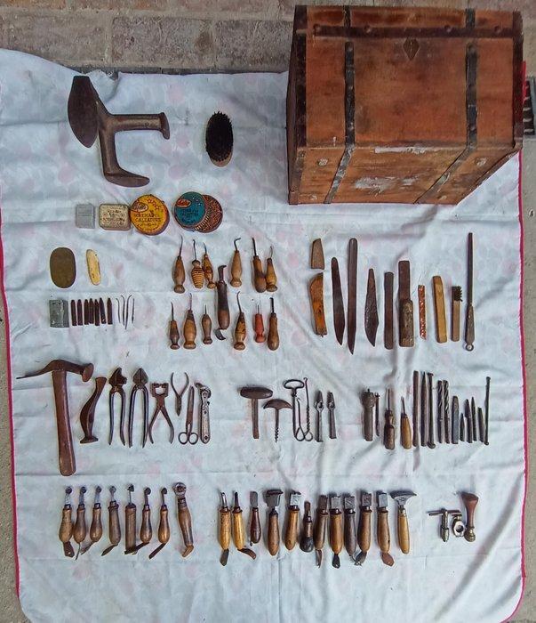 Werkgereedschap (99) - Schoenmakersgereedschapset -, Antiek en Kunst, Antiek | Wandborden en Tegels