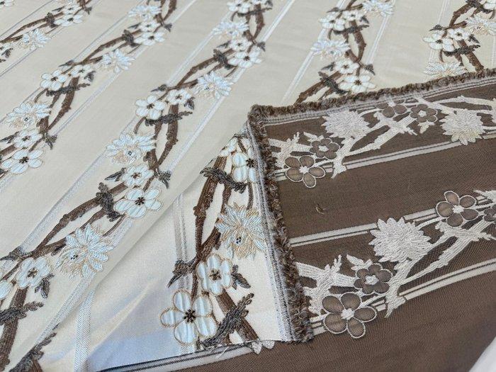 Elegantie in bloei: Zijde strepen en lentebruine takken -, Antiek en Kunst, Antiek | Kleden en Textiel