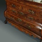 Dubbelgebogen Porcelein kabinet  in notenwortel met citroenh, Antiek en Kunst, Antiek | Meubels | Kasten, Ophalen of Verzenden