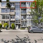 Tussenwoning met tuin, garage en vier slaapkamers,..., Huizen en Kamers, Kamers te huur, 50 m² of meer, Almere