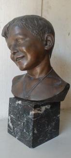 E. Rossi - sculptuur, Busto di fanciullo - 42 cm - Brons