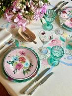 Tafelkleed en 8 handgeborduurde linnen servetten uit Madeira