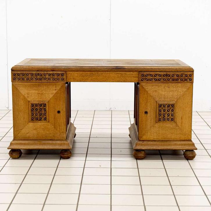 Antiek Bureau met Houtgesneden Details, Huis en Inrichting, Bureaus, Ophalen of Verzenden
