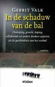 In de schaduw van de bal 9789046805602 G. Valk, Boeken, Hobby en Vrije tijd, Zo goed als nieuw, Verzenden