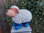 Beeld, funny lamb with blue  rain boots - 34 cm - polyresin, Antiek en Kunst, Curiosa en Brocante