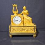 Figurale pendule Directoire - Verguld brons - 1800-1850 -